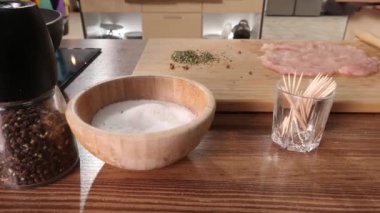 sebze ve diğer ürünleri mutfakta. Yavaş yavaş, yakın, belgili tanımlık at arabası ürünleri mutfak raf üzerinde taşır..