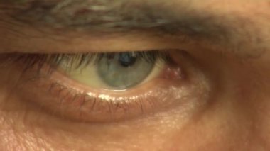 Yakın çekim göz içine belgili tanımlık bilgisayar arıyorum.