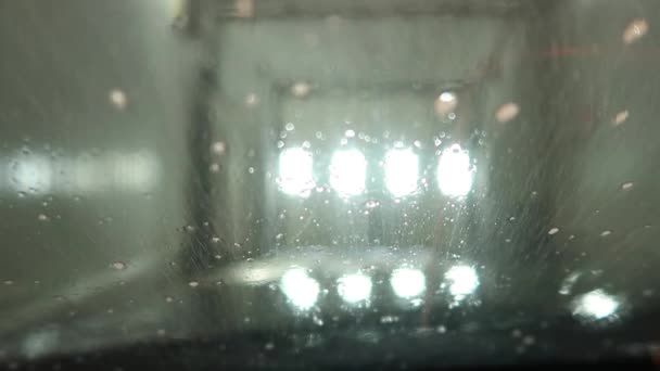 Innenansicht eines Autos, das an einem Automaten gewaschen wird. — Stockvideo