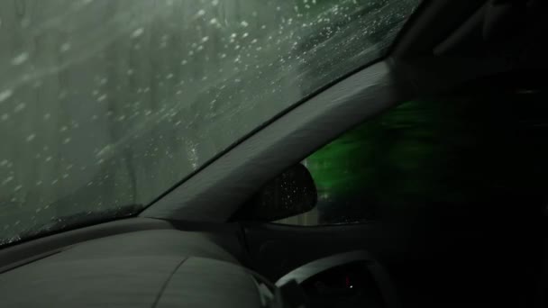 Biltvätt Från Inne Bilen Sedd Inifrån Bil Som Spolas Maskin — Stockvideo