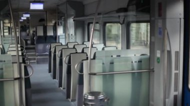 Rail.Lifestyle tarafından arabalardan trenle taşıma tren ormanın yanında taşır. arabalar kavramı demiryolu tren ve tren yolculuğu