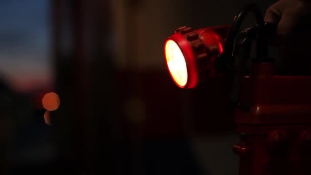 train se déplaçant par rail.lifestyle Le train avec les voitures se déplace à côté de la forêt. concept wagons et voyage en train 