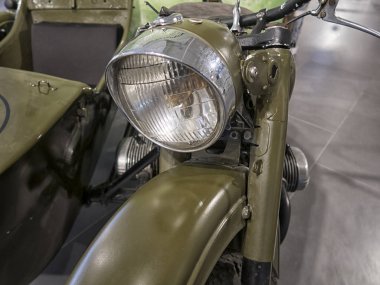 Eski bir motosiklet bir motor gösterisi duruyor.