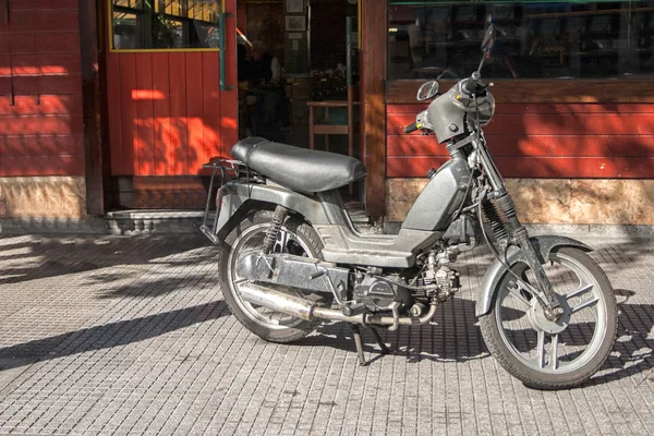 An old motorbike stands at a motor show. — Stock Photo, Image