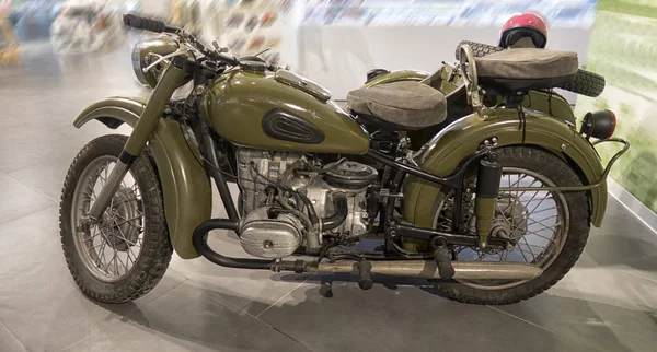 Stary motocykl stoi na Motor Show. — Zdjęcie stockowe