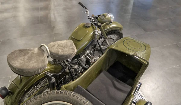 Ein altes Motorrad steht auf einer Motorshow. — Stockfoto