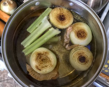 soba üzerinde yemek. Yukarıdakilerin güzel görünümü.