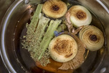 soba üzerinde yemek. Yukarıdakilerin güzel görünümü.