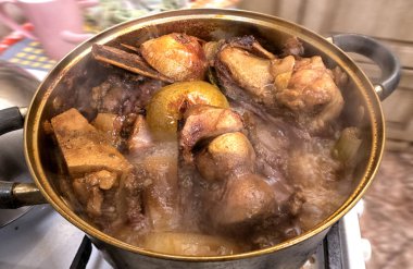 soba üzerinde yemek. Yukarıdakilerin güzel görünümü.