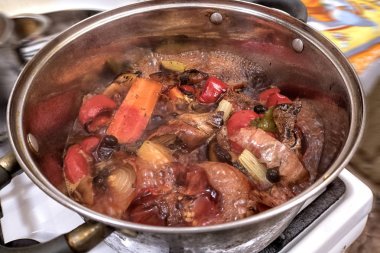 soba üzerinde yemek. Yukarıdakilerin güzel görünümü.