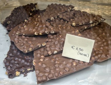 Mağaza penceresinde meyve, sebze ve içecekler