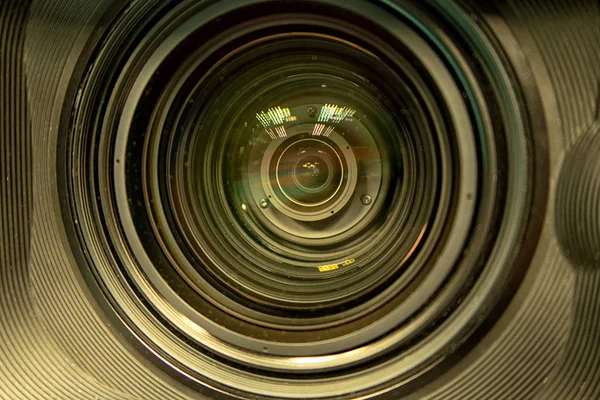 Primer plano de una lente de televisión sobre un fondo oscuro — Foto de Stock