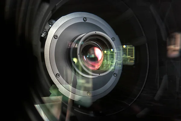 Perto de uma lente de televisão em um fundo escuro — Fotografia de Stock