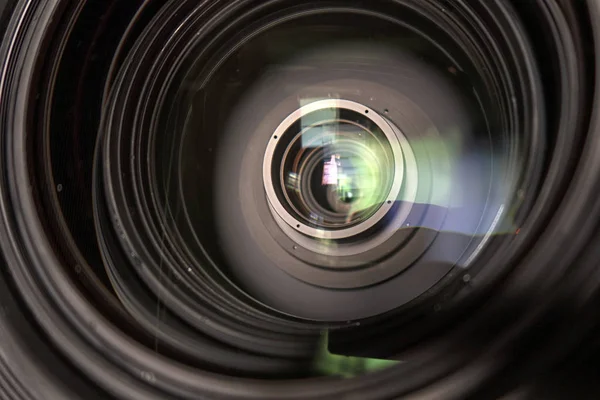 Nahaufnahme einer Fernsehlinse auf dunklem Hintergrund — Stockfoto