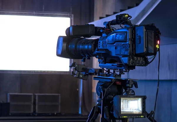 Diffusion télévisée de l'événement depuis le théâtre . — Photo