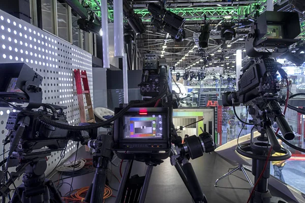 Tv Stüdyosu'ndan olayın tv yayını.