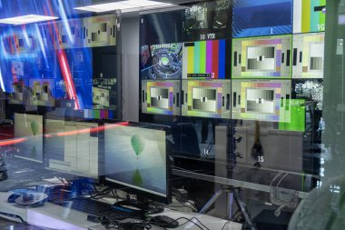 bir televizyon yayın stüdyosunda televizyon ekipmanları