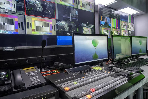 Телевизионное оборудование в студии телевизионного вещания — стоковое фото