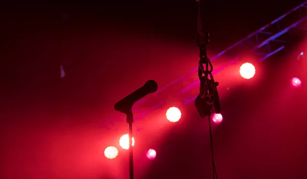 Microphone on stage with stage-lights in the background. — Stock Photo, Image