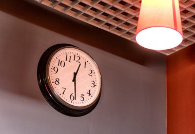 Yuvarlak masalar ve sandalyeler boş kafenin iç tarafında, üst tarafta.