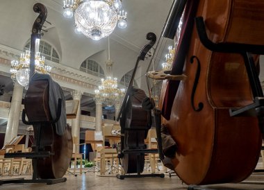 Filarmoni orkestrasının sahnesinde kaçakçılık