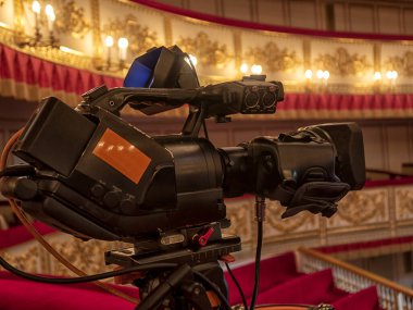 Tiyatrodan televizyon yayını. Profesyonel dijital video kamera.