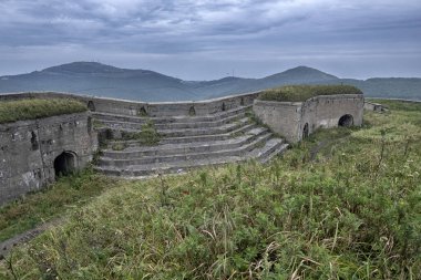 Ormanda terk edilmiş eski bir sığınak. Askeri Kale. Dört numaralı kale, Vladivostok, Rusya.