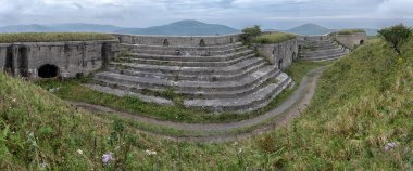 Ormanda terk edilmiş eski bir sığınak. Askeri Kale. Dört numaralı kale, Vladivostok, Rusya.