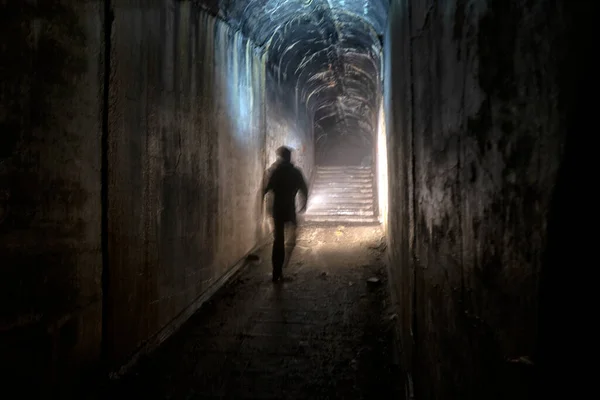 Oude verlaten bunker in het bos. Militair fort. Fort nummer vier, Vladivostok, Rusland. — Stockfoto