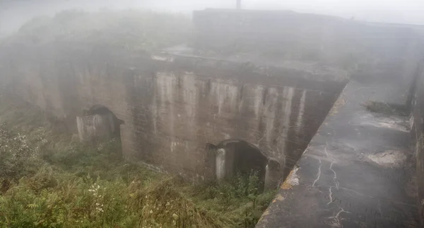 Oude verlaten bunker in het bos. Militair fort. Fort nummer vier, Vladivostok, Rusland. — Stockfoto