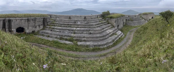 Oude verlaten bunker in het bos. Militair fort. Fort nummer vier, Vladivostok, Rusland. — Stockfoto