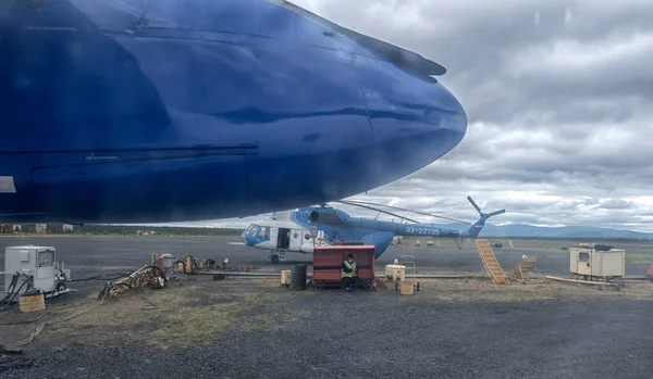 Αεροδρόμιο Batagay Yakutia Ρωσικά Βόρεια Πρόσωπα Και Αποσκευές Στο Χώρο — Φωτογραφία Αρχείου