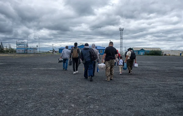Знімальний Аеродром Батагей Якутія Північ Від Росії Люди Багаж Зльотному — стокове фото