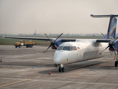 Kalkış alanı, havaalanı. Uçak park halinde. Kalkıştan önce uçağın ön görüntüsü.