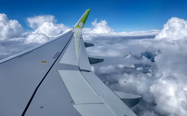 Vista Janela Avião Ala Avião Voando Acima Das Nuvens — Fotografia de Stock