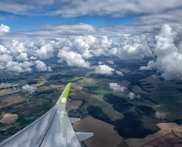 Vista Janela Avião Ala Avião Voando Acima Das Nuvens — Fotografia de Stock