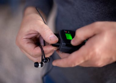 Yoğunlaştırıcı mikrofonlar ses ve şarkı kaydı için kullanılır. Stüdyoda ses ayarı ve gürültü önleyici cihazlar.