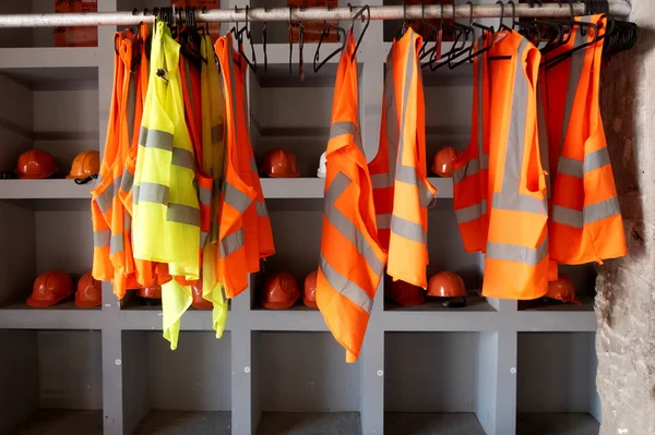 Gelbe Arbeitswesten Hängen Einem Kleiderbügel Harthüte Und Sicherheitsjacken Kleiderbügel — Stockfoto