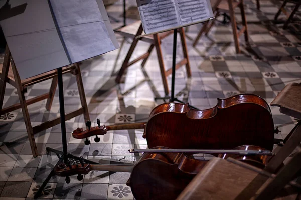 Symfoniorkesterns Musikinstrument Vilar Före Konserten — Stockfoto