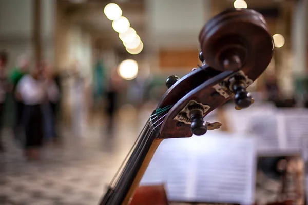 Szimfonikus Zenekar Hangszerei Pihennek Koncert Előtt — Stock Fotó