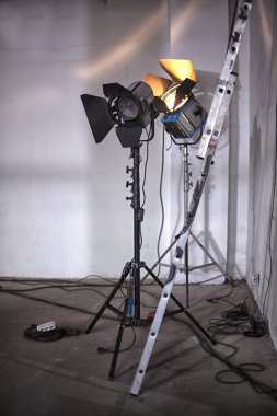 Film endüstrisi. Konser çekimlerinde kullanılan ışıklandırma ekipmanları.