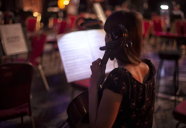 Symfoniorkestermusiker Repeterar Inför Konserten Tid För Repetition För Det Unga — Stockfoto