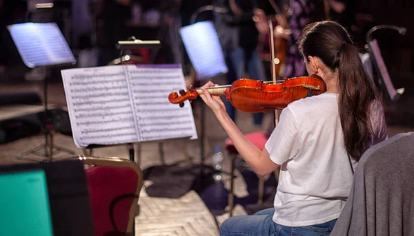 Szimfonikus Zenekari Zenészek Próbálnak Koncert Előtt Fiatal Zenekar Próbájának Pillanata — Stock Fotó