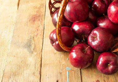 Sepet içinde kırmızı taze elma