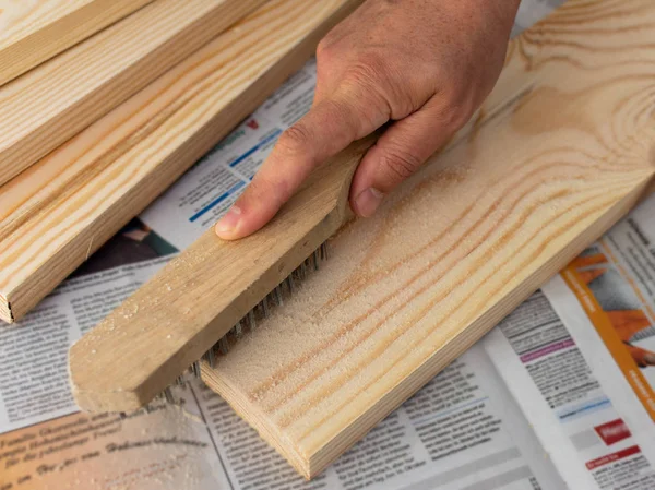 Man Hand Steel Abrasive Brush Revealing Structure Wood Manual Wood — Stock Photo, Image