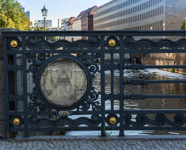 Ponte sulla Sprea sul Werderscher Markt a Berlino — Foto Stock