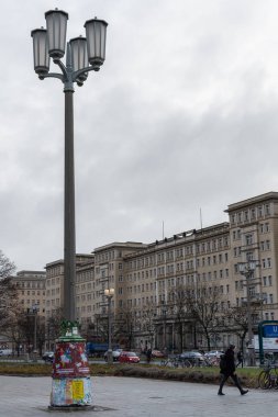 Petersburger Str ile Frankfurter Allee görünümü.
