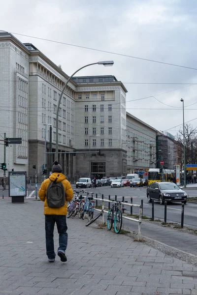 Petersburger Str を歩く人観光客. — ストック写真