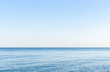 Deniz kıyısında sessiz sakin sabah