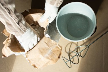 Man oluşturucu macun için bir karışım hazırlar